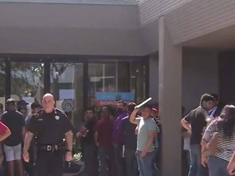 Hondureños haciendo fila bajo el sol en el consulado de Houston, Texas. Foto tomada de un video de @deysyreportera