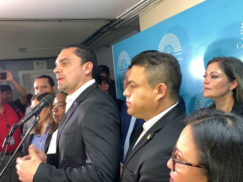 Diputados del Partido Nacional en conferencia de prensa en los bajos del Congreso Nacional en Tegucigalpa.