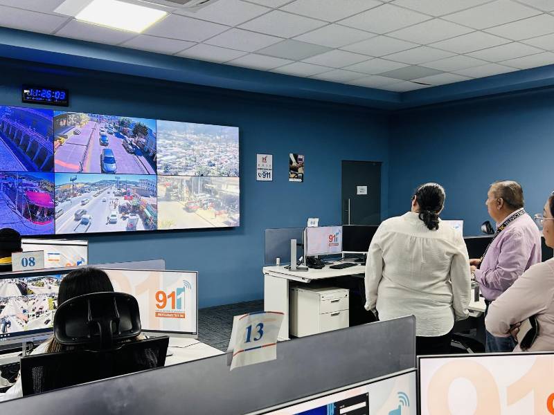 Personal que labora en las oficinas regionales del Sistema Nacional de Emergencias verifica funcionamiento de cámaras de seguridad en Copán, occidente de Honduras.