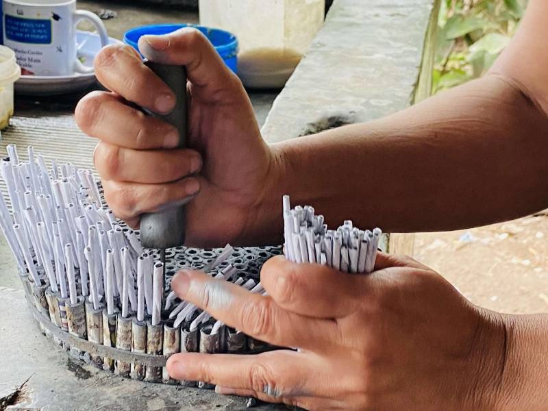 Madres solteras garantizan ingresos para sacar adelante a sus hijos mediante la elaboración de cohetes en el municipio de Trinidad, Copán.