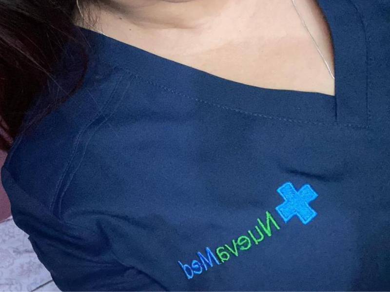 La mujer contó que eran siete jóvenes con experiencia en ventas y veterinaria que se hacían pasar por médicos para supuestamente estafar a las personas.