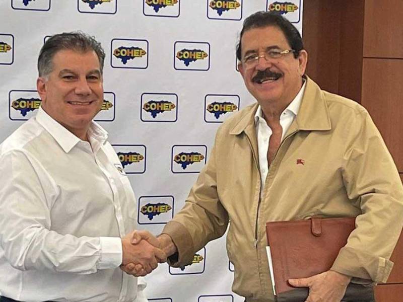Manuel Zelaya Rosales y Mateo Yibrín se saludan después de la reunión.