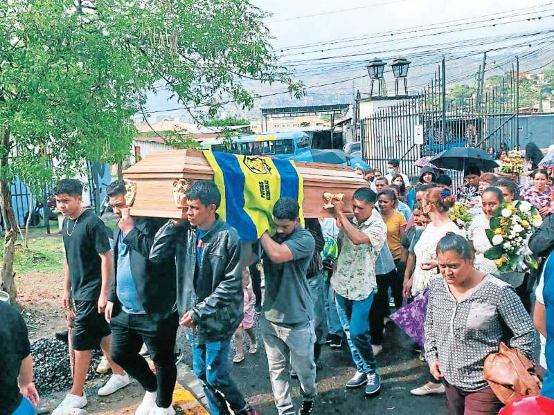 <b><span class=mln_uppercase_mln>Dolor.</span></b> Familiares y amistades despidieron la tarde de ayer a Francis Rosmery Ochoa García en el cementerio de la aldea Suyapa.