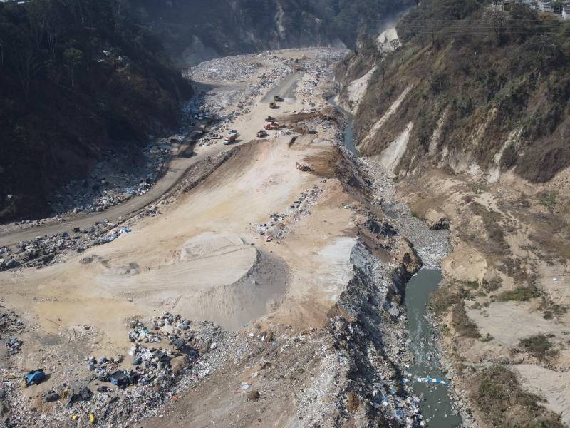 Justo al costado del basurero de la zona 3 en Ciudad de Guatemala pasa un drenaje que arrastra la basura hasta el río de Las Vacas, luego conecta con el Motagua y termina en las playas de Honduras.