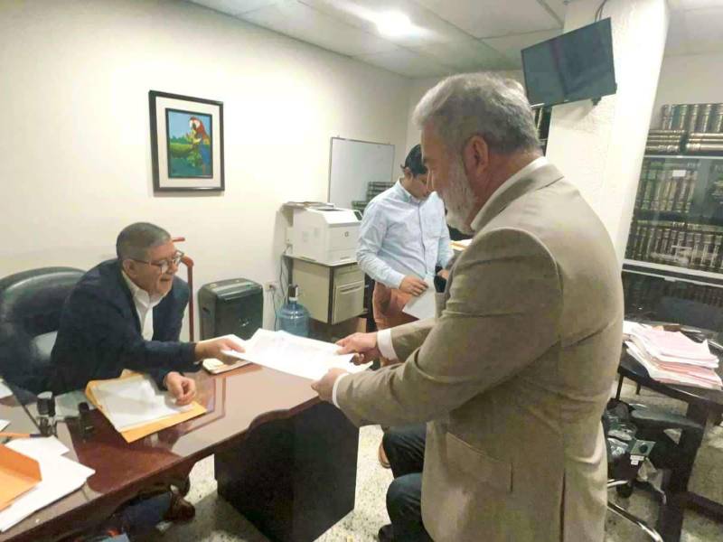 Roberto Contreras al entregar su manifestación al informe en el TSC en Tegucigalpa.