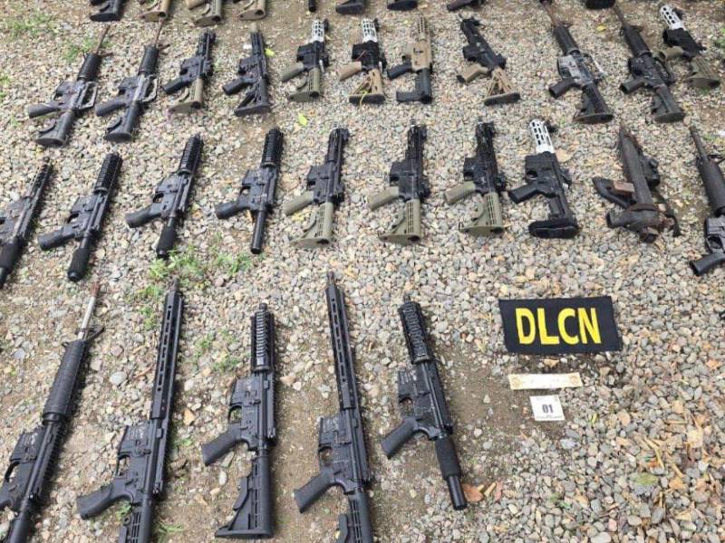 El último decomiso importante de armas se realizó en febrero, en un refugio de la MS-13, donde se incautaron fusiles, municiones, uniformes policiales y droga.
