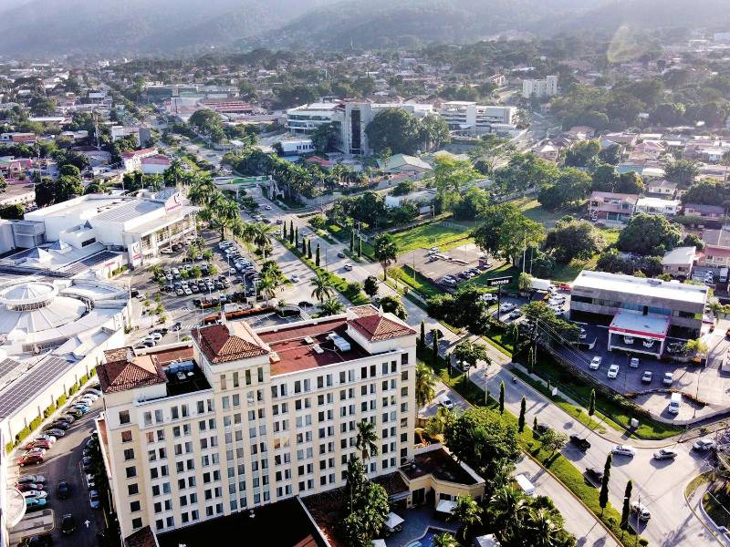 <b><span class=mln_uppercase_mln>panorama.</span></b> La ciudad ofrece una serie de atractivos en el día y la noche y la plataforma es la guía.