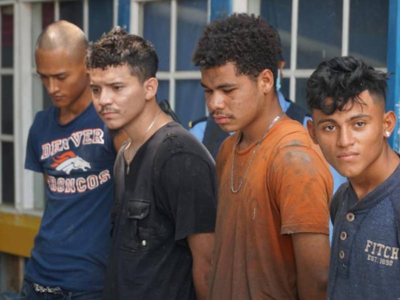 Los cuatro supuestos pandilleros detenidos en el enfrentameinto.