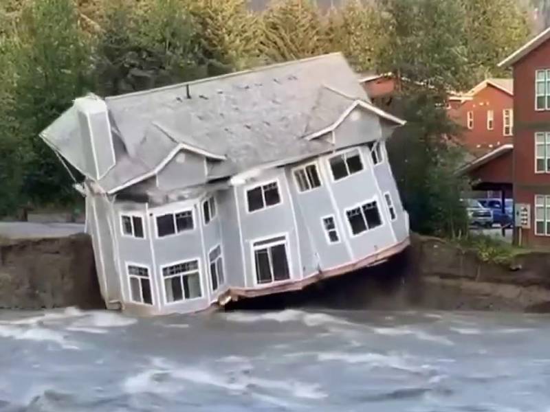 Varias casas fueron arrasadas por un río tras el desprendimiento de un glaciar.
