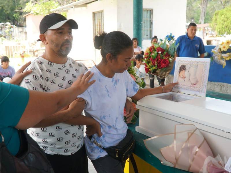 Doloroso adiós en sepelio de la bebé Any Dubón.
