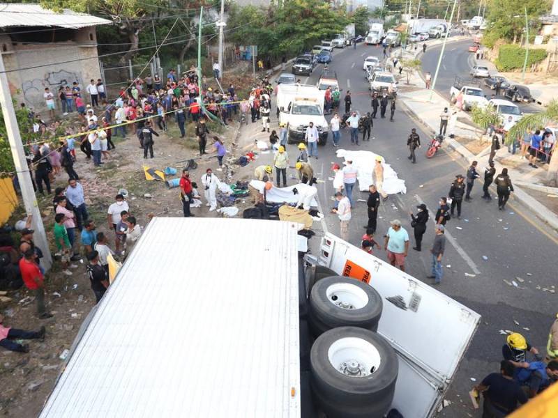 La tragedia ocurrió en la carretera que va de Tuxtla Gutiérrez a Chiapa de Corzo, a la altura del puente Belisario Domínguez, cuando el chofer de la unidad perdió el control de la unidad.