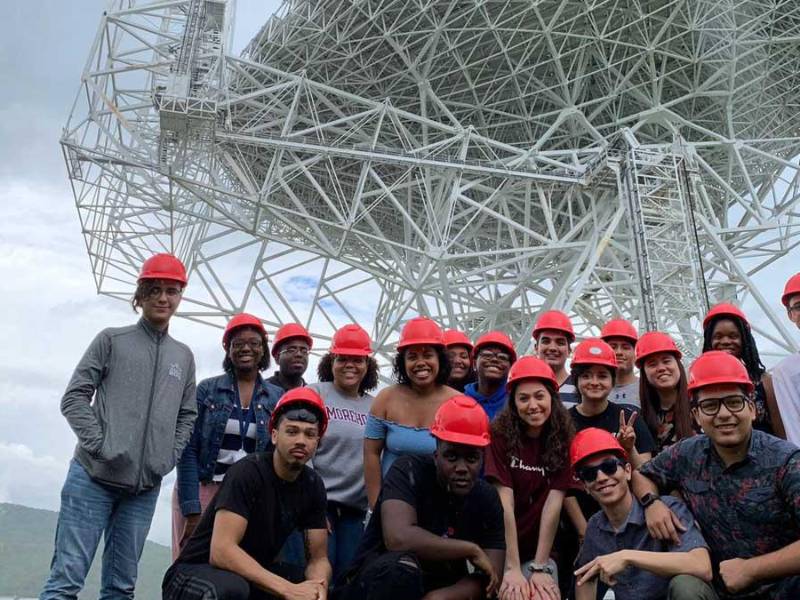 El joven junto a su consorcio de pasantía de investigación en junio 2019 visitando el Observatorio Greenbank en West Virginia, el cual es el telescopio radiológico rotatorio más grande del mundo.