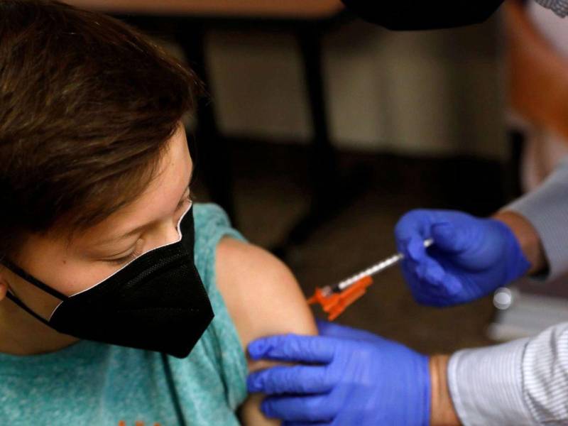 Los niños menores de 5 años de edad pueden recibir una dosis de refuerzo de la vacuna anticovid, anunció Pfizer.