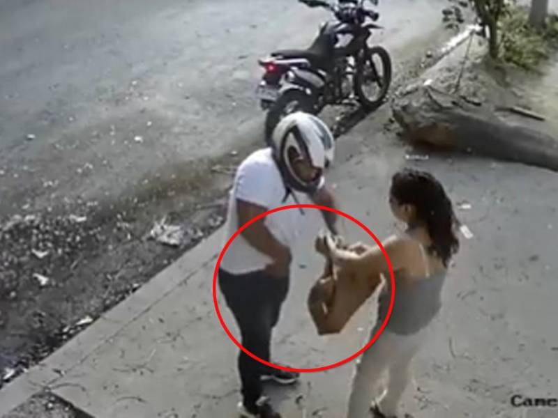 Video: ladrón en moto asalta a mujer en San Pedro Sula y se resiste a soltar su cartera