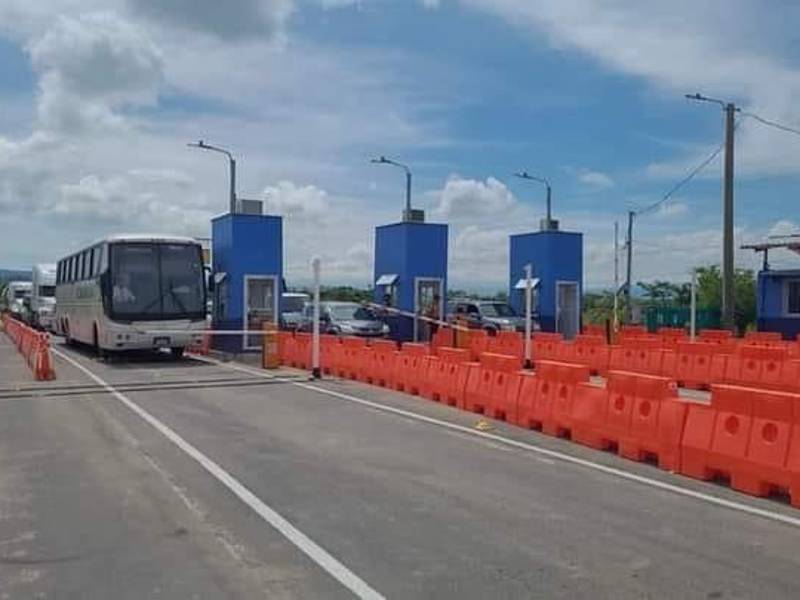 El nuevo peaje fue reubicado luego de los constantes accidentes que ocurrían en su anterior ubicación en la recta de Santa Cruz de Yojoa.