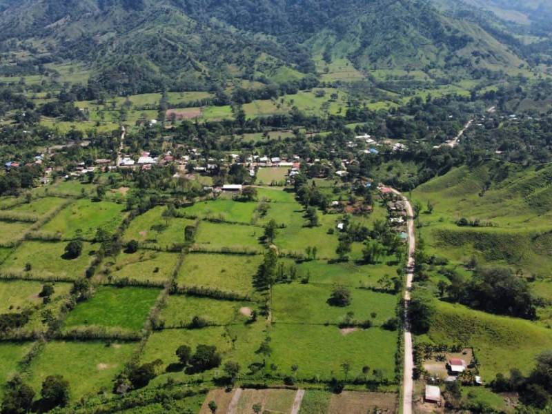 Más de 16 comunidades turísticas y agrícolas de la cuenca del Cangrejal serán beneficiadas si se materializa la pavimentación.