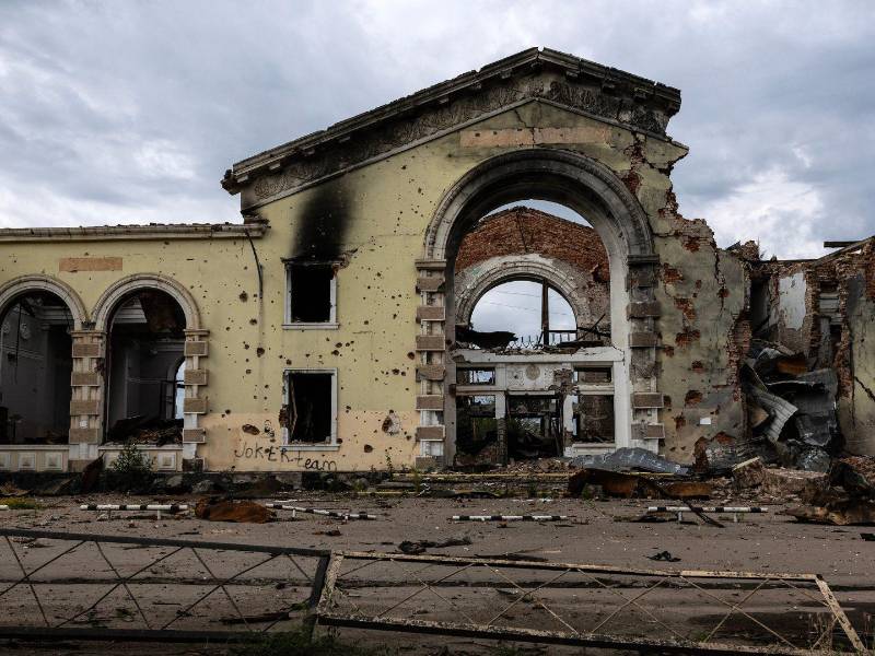 La estación de tren destruida en Kostyantynivka, Ucrania, 20 de junio de 2025. Las tropas rusas han avanzado a un ritmo lento en los últimos meses.