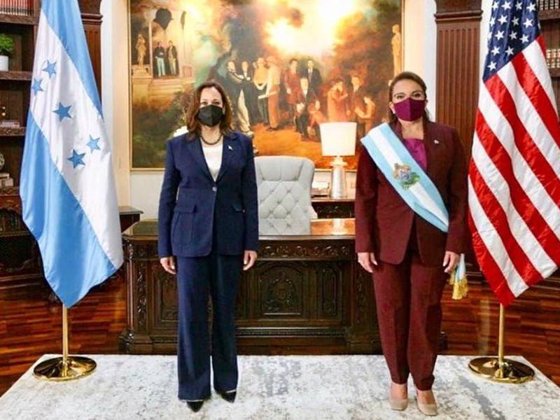 Xiomara Castro y Kamala Harris posan en Casa Presidencial.