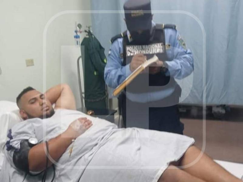 Seiler Odir Escobar Zúniga permanence custodiado por policías.