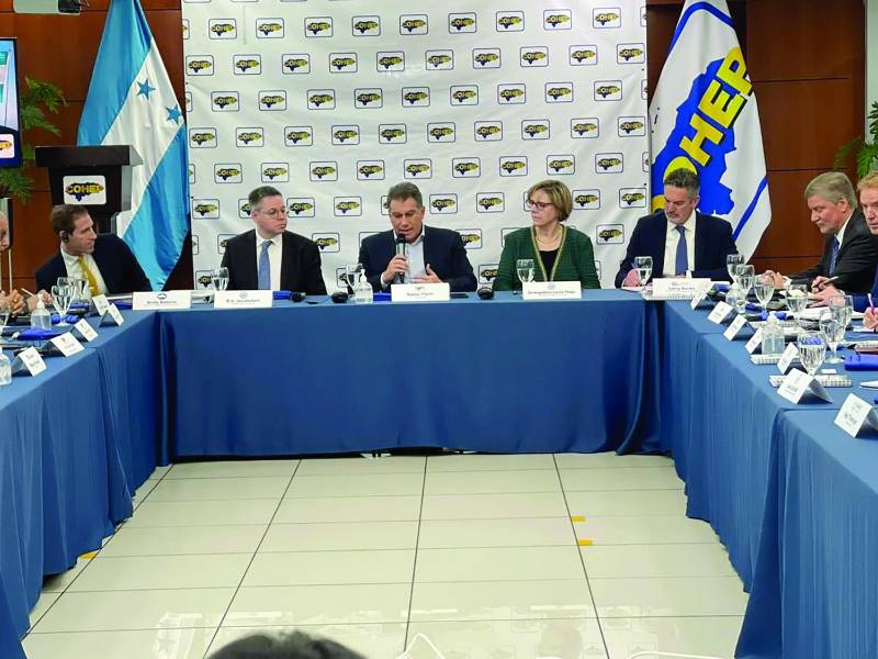 <b>Funcionarios de Estados Unidos durante su reunión con el sector empresarial hondureño.</b>