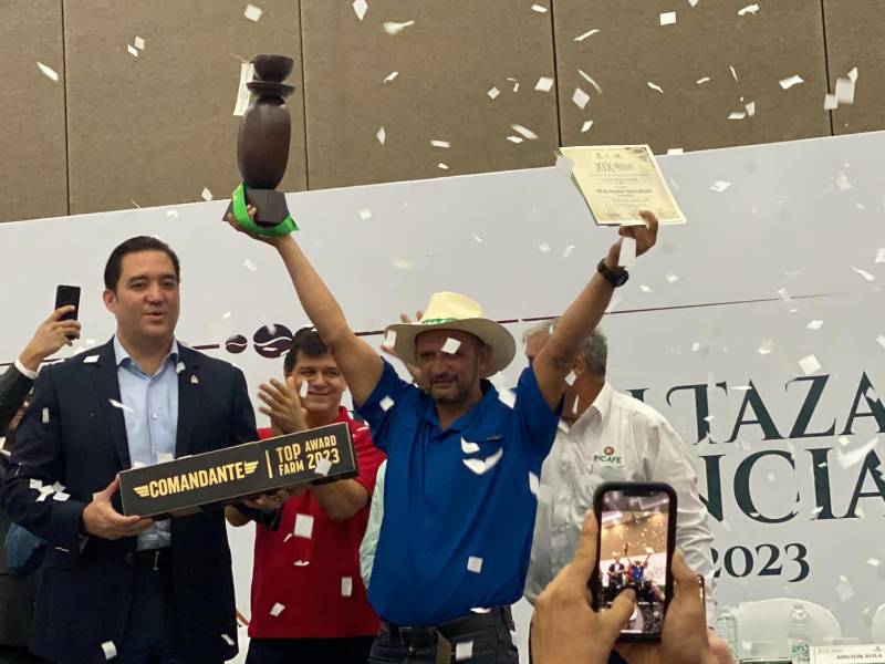 El premio al primer lugar que se agenció la finca Pino de Oro fue entregado por el secretario privado e hijo de la presidenta de Honduras, Héctor Zelaya.