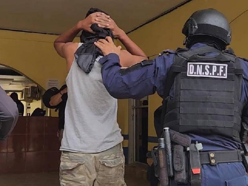 Tras la lectura de sus derechos, el sospechoso fue puesto a la orden de las autoridades para continuar con el procedimiento conforme a la ley.