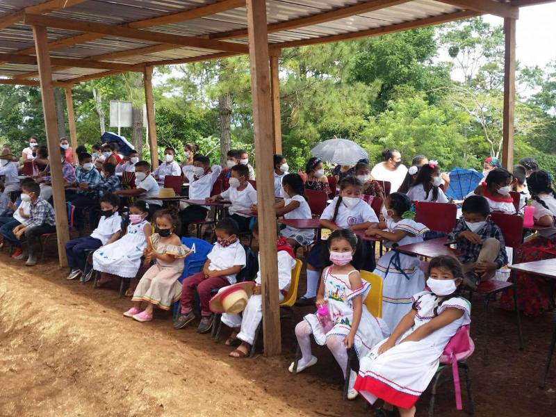 En el predio ya habían levantado las primeras galeras; sin embargo, esta semana regresaron a recibir clases en el predio que les ha sido prestado.