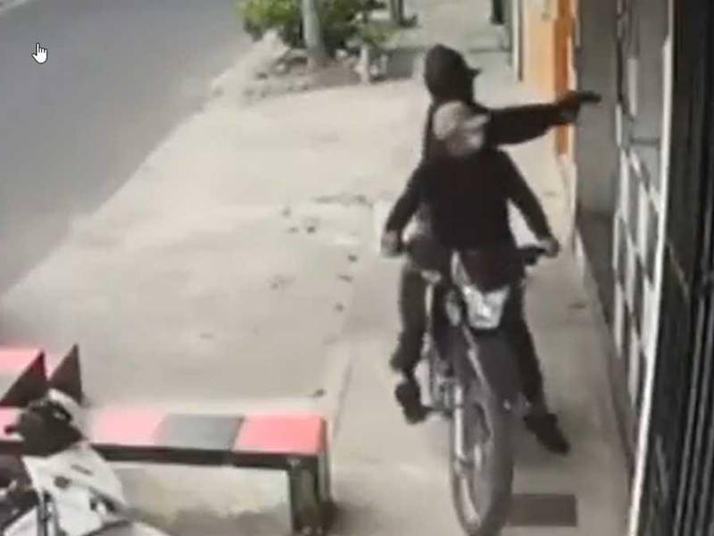 Momento en el que los sicarios disparan al empresario.