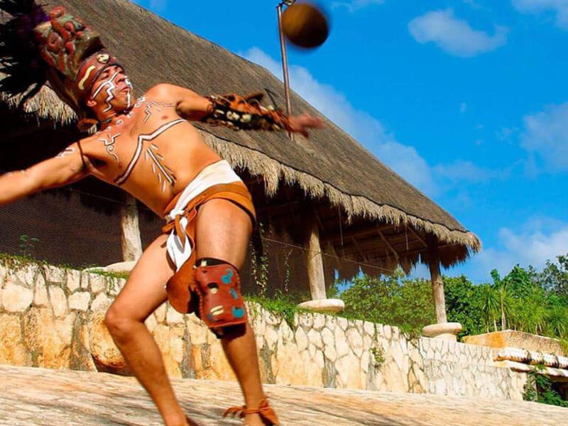 El Juego de Pelota fue más un ritual ceremonial que un deporte y probablemente representó la recreación simbólica del mítico combate entre la noche y el día.