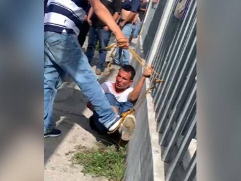 Golpean y amarran a asaltante en SPS: “¿A cuántos motoristas has matado?”