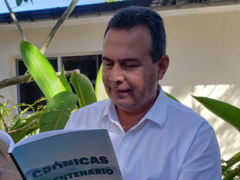 Rubén D. Paz nació en Santa Bárbara el 17 de enero de 1968. Ahora, es residente en Santa Rosa de Copán, en el occidente de Honduras.