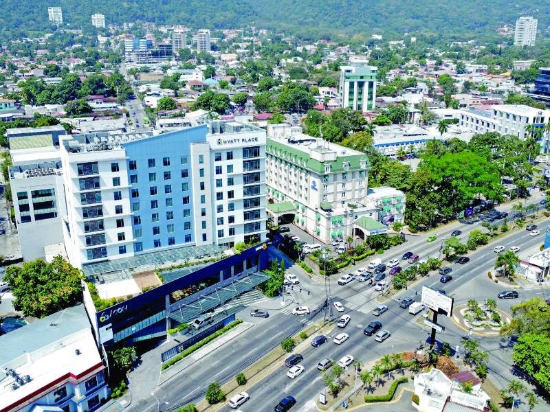 <b>Oferta. San Pedro Sula cuenta con más de 25 hoteles con piscina, además de los restaurantes, que dan pases del día por consumo. Fotos: Melvin Cubas.</b>