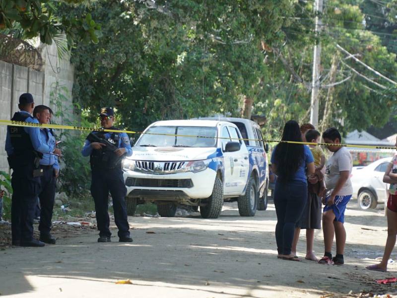 Escena del crimen donde fue encontrado el cadáver de un hombre en la colonia Sandoval Sorto de San Pedro Sula.