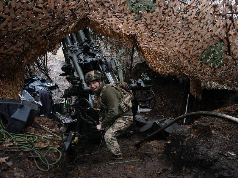 Una unidad de artillería ucraniana dispara un obús contra posiciones rusas cerca de Pokrovsk, en el este de Ucrania, el 21 de diciembre de 2025.