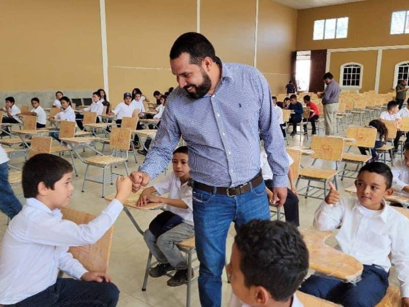 El alcalde Gerardo Mejía donó con su sueldo para comprar pupitres para niños en San Marcos de Ocotepeque.