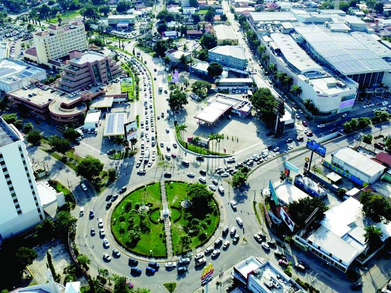<b>Una de las intersecciones difíciles es la del Monumento a la Madre. Foto: Melvin Cubas.</b>