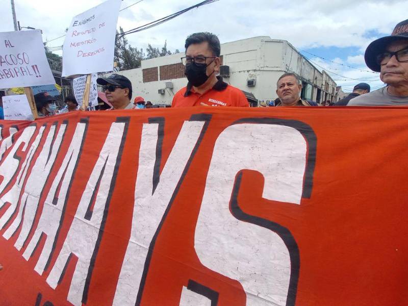 Un grupo de empleados del Servicio Autónomo Nacional de Acueductos y Alcantarillados (Sanaa) protestaron este martes en las afuera de las instalaciones de la institución en Tegucigalpa.