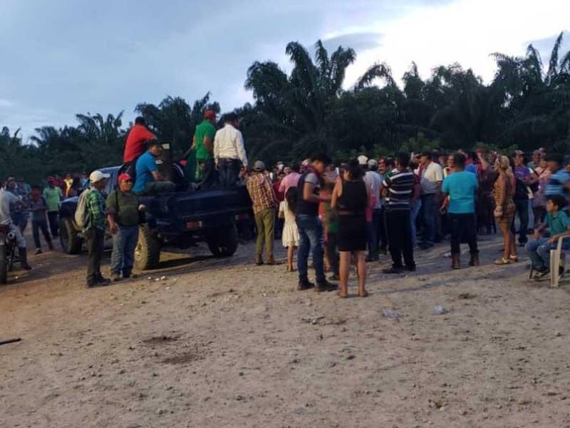 Los campesinos no dejan salir al personal que ahí labora.