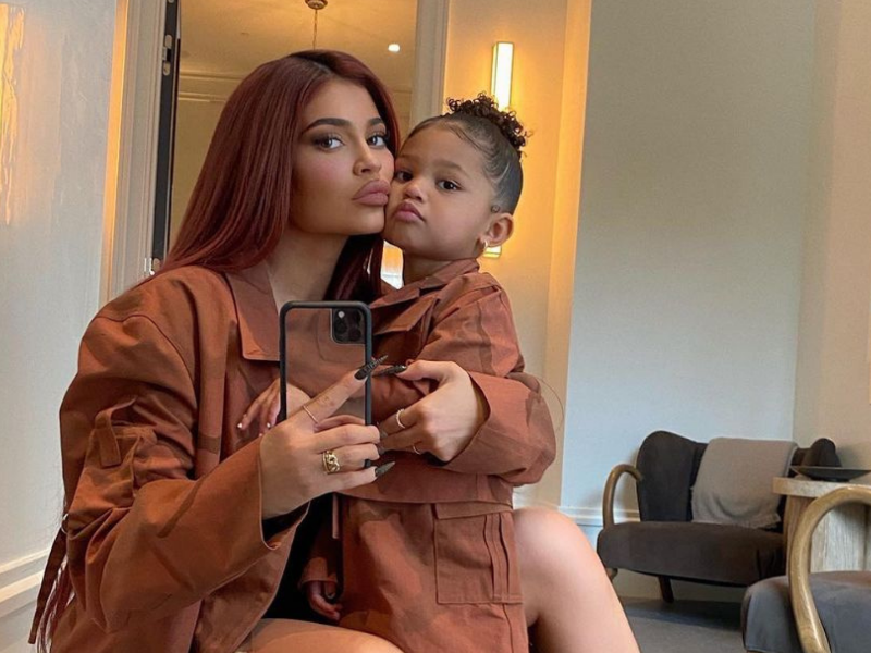 Kylie Jenner también es madre de una niña llamada Stormi.