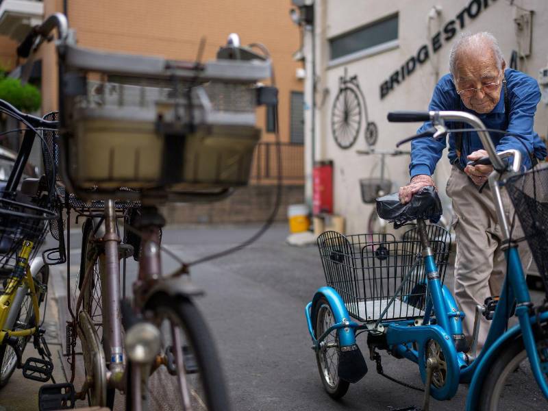 Seiichi Ishii, de 103 años, en su taller en Tokio, unos 90 años después de haber empezado a reparar bicicletas.