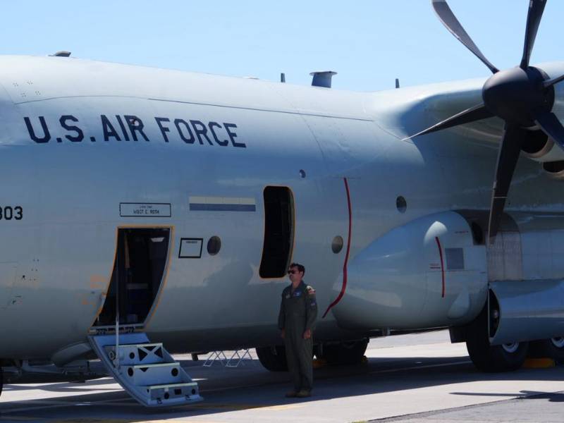 El emblemático Caza Huracanes del Centro de Huracanes de Miami, en su visita a Roatán. Esta aeronave es fundamental para recolectar datos críticos dentro del ojo de los ciclones.