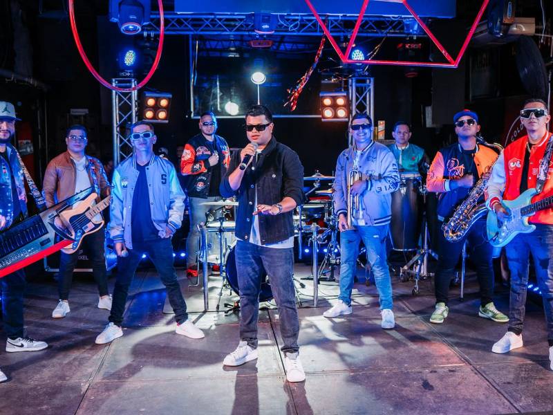 En el clip, de casi tres minutos de duración, se puede ver a los integrantes de esta popular banda sampedrana disfrutar de una fiesta llena de música, color, diversión y desde luego, rodeados de muchas de sus fans. Para contrataciones llame al 3393-3729.