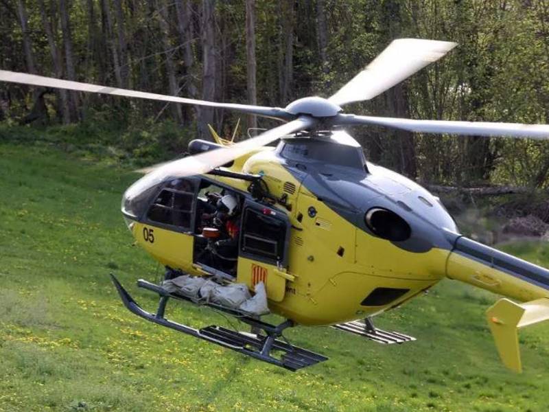 Un helicóptero de rescate de la Generalitat sobrevolando un campo en el Pallars.
