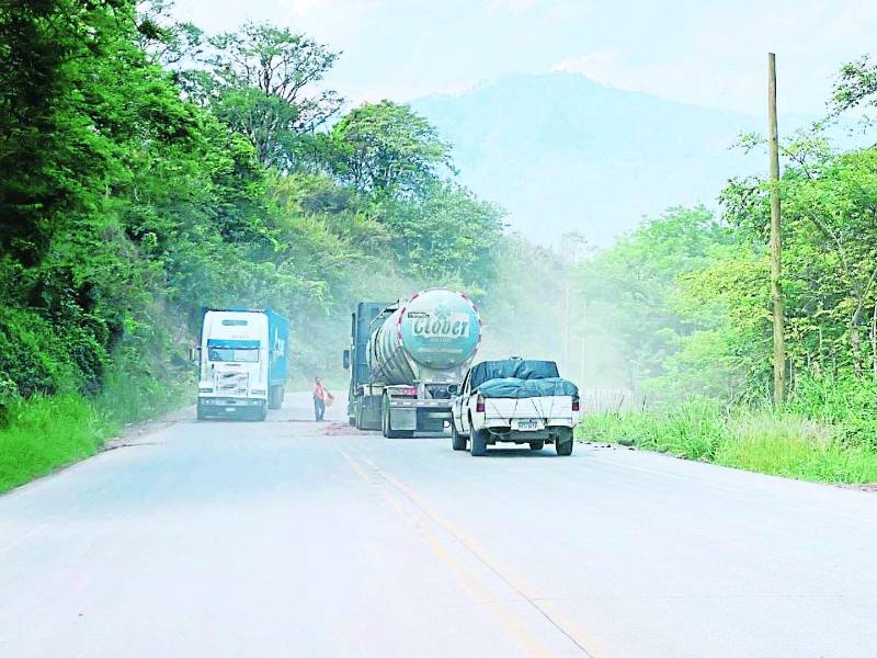 Conductores de vehículos pesados transitan por el tramo de la CA-4, cerca del desvío a San José, Copán.