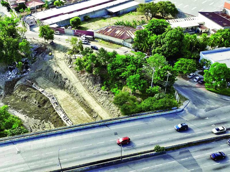<b>Así avanzan los trabajos bajo los puentes del río de Piedras en el bulevar del norte. H EDÚ.</b>