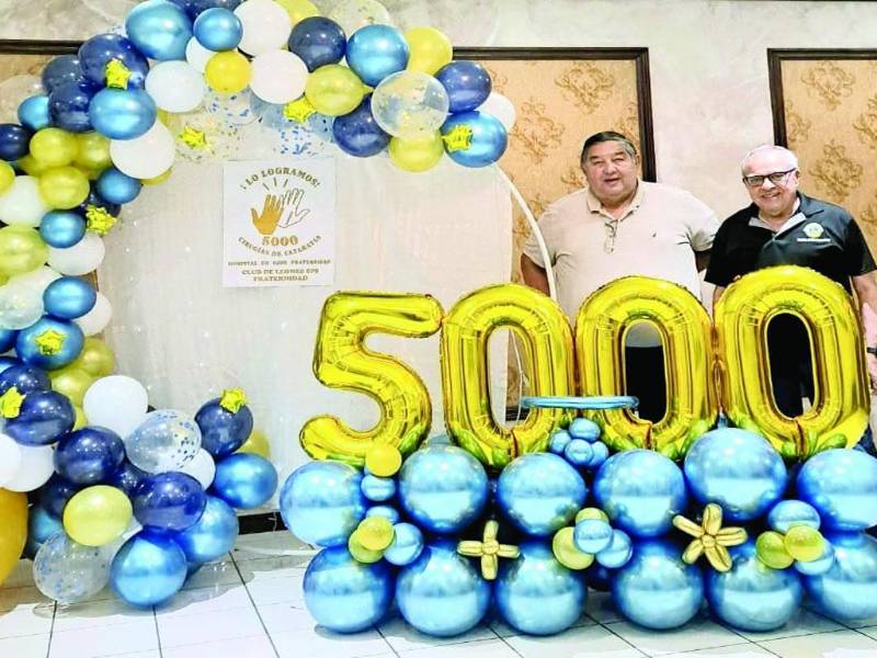 <b>Autoridades del hospital posan junto a un adorno de globos que destaca la meta de cirugías alcanzada en 2023.</b>