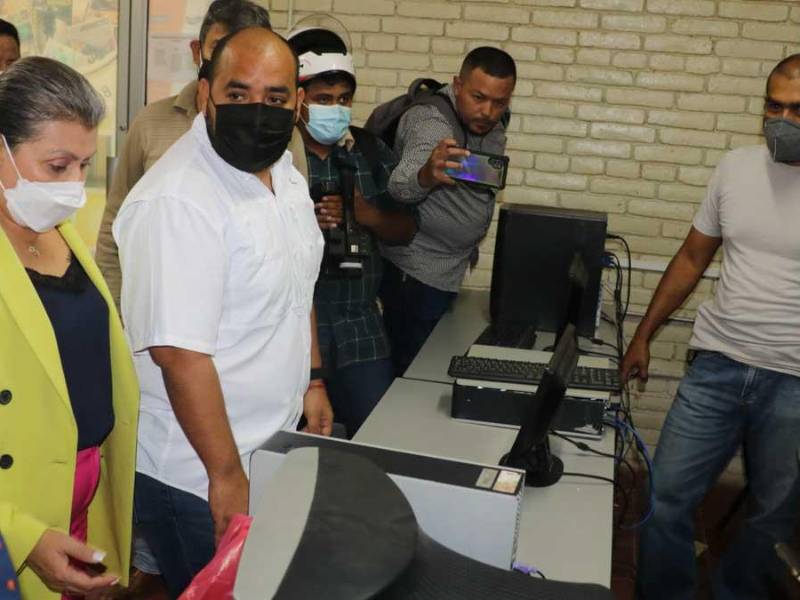 El ministro dice que en este momento es importante que los docentes y alumnos sigan en las aulas de clase.