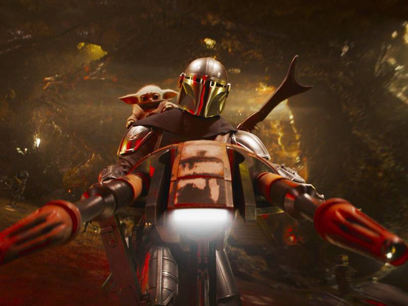 La película, dirigida por Jon Favreau, tiene como protagonista a Pedro Pascal en el papel del cazarrecompensas homónimo y lo pone a él y a su diminuto compañero verde en una misión para salvar a Rotta the Hutt, hijo de Jabba, con la voz de Jeremy Allen White.