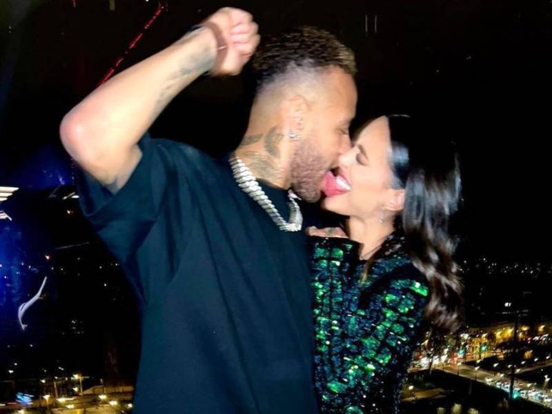Neymar continúa con su recuperación tras ser intervenido quirúrgicamente el pasado mes de marzo y en las últimas horas ha generado revuelo por la increíble fiesta que armó. Su pareja sentimental se robó el show.