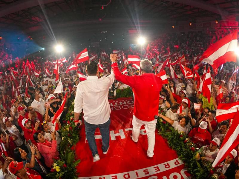 Cálix y Contreras durante el evento de cierre de campaña, horas antes del silencio electoral.